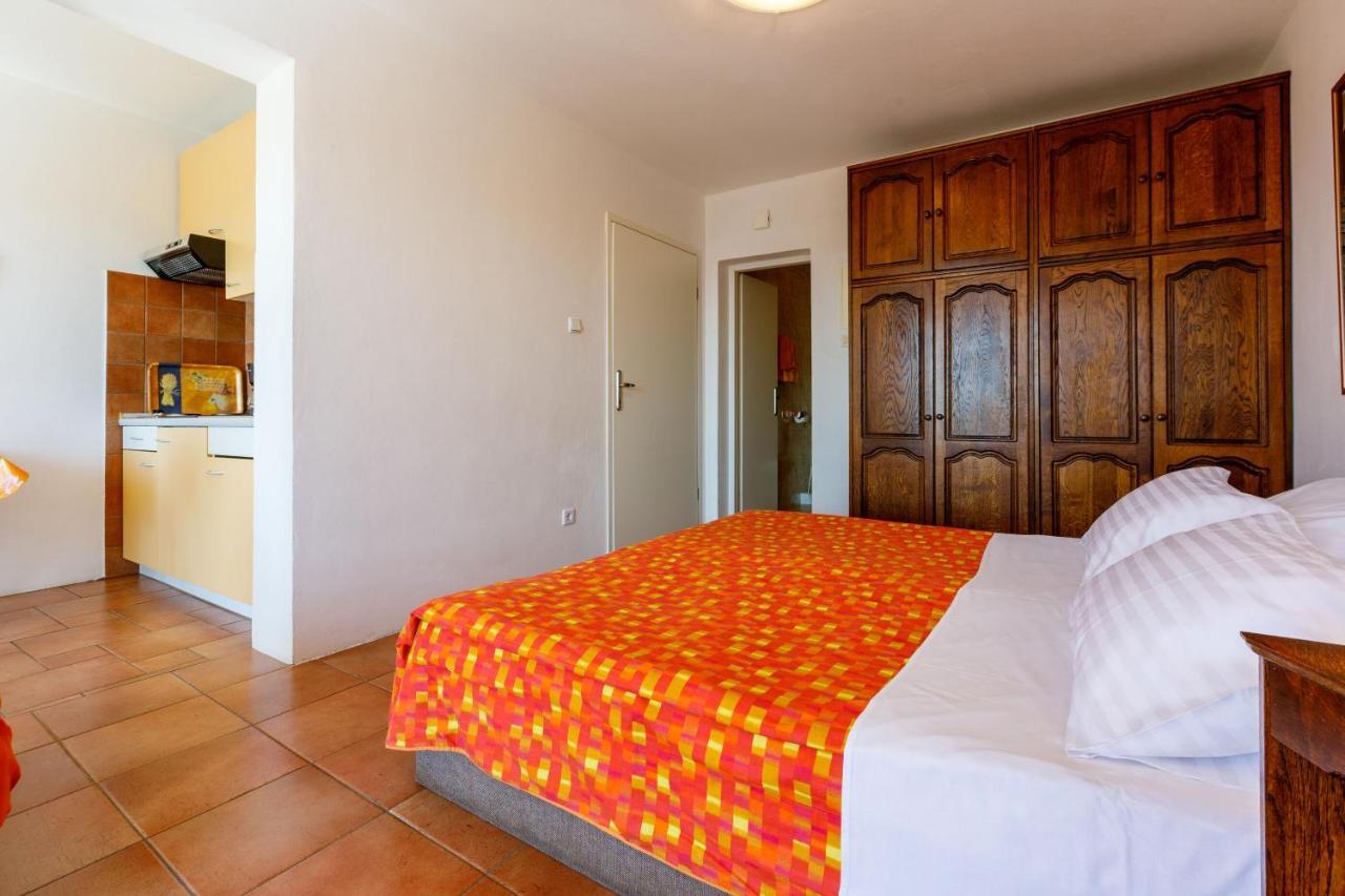 Apartments Loncaric ซริกเวนิซา ภายนอก รูปภาพ